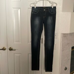 ROCAWEAR HANNAH SKINNY LEG JEANS - SIZE 9 - DARK WASH - EMBELLISHED POCKETS